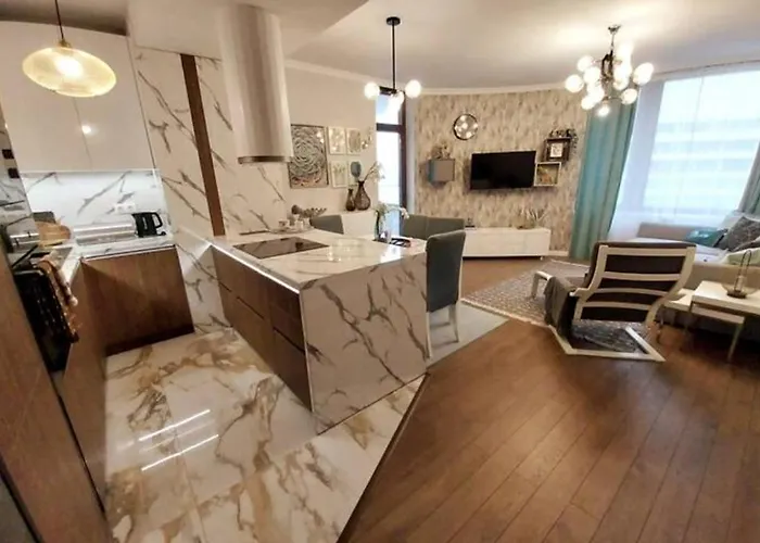 красив с целогодишен топъл басейн и джакузи *