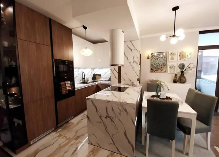 красив с целогодишен топъл басейн и джакузи