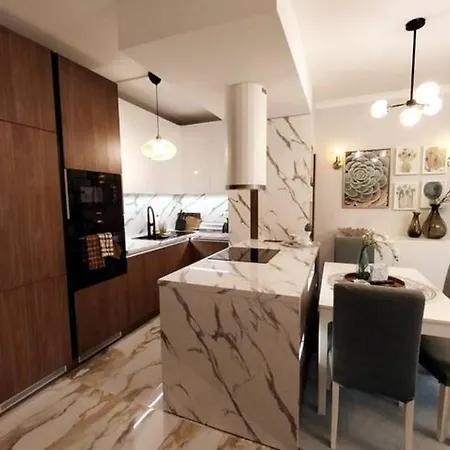 красив с целогодишен топъл басейн и джакузи