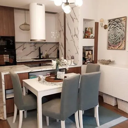 красив с целогодишен топъл басейн и джакузи Warna